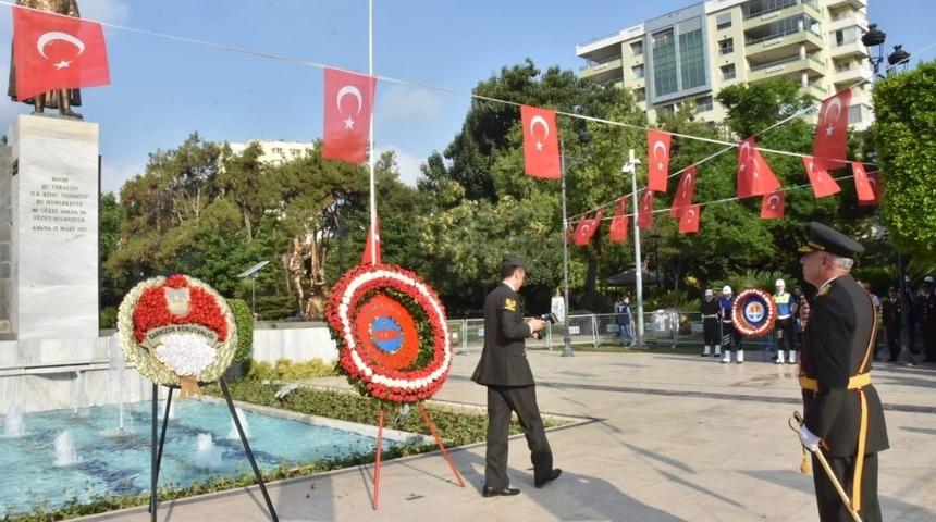 Karalar törene geç kaldı Büyükşehir’in çelengi sunulamadı