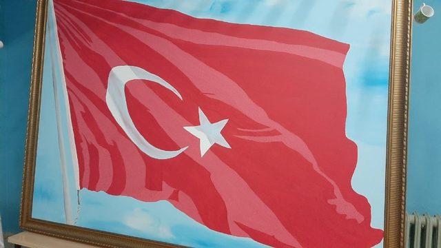 Bu Türk bayrağında 36 bin 647 şehidin ismi var