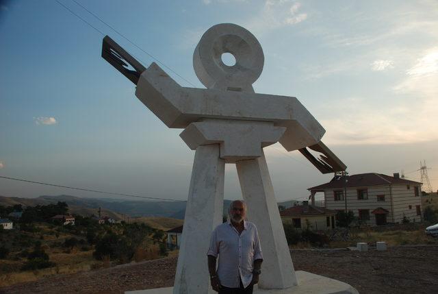 'Kulluk' geleneğinin sürdürüldüğü köye 'Semah' heykeli dikildi