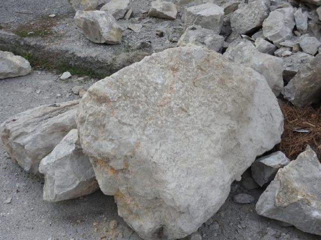 Çorum Kalesi'nde kaya düşmesine tel örgülü önlem