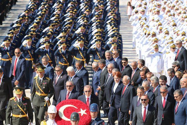 Cumhurbaşkanı Erdoğan: Cumhuriyeti canımız pahasına korumakta kararlıyız