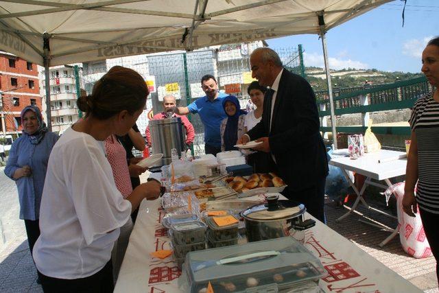 Devrek’te iki okul tarafından açılan kermes büyük ilgi gördü