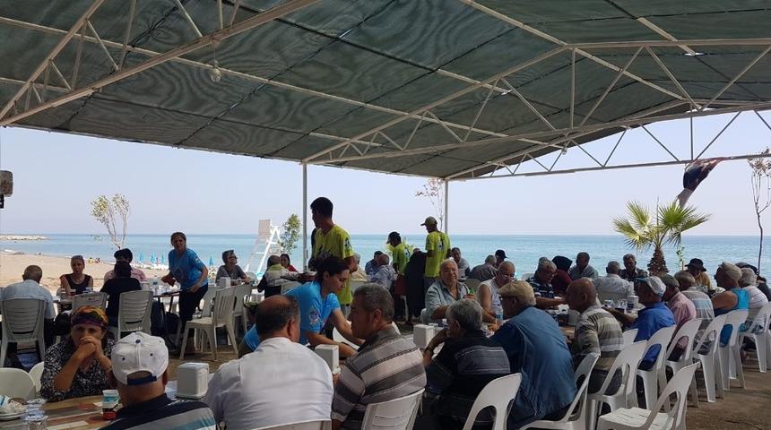 Huzurevi sakinleri denizin keyfini &ccedil;ıkardı