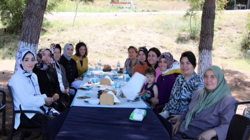 &Ccedil;anakkale AK Parti teşkilatında başkan eşleri buluştu