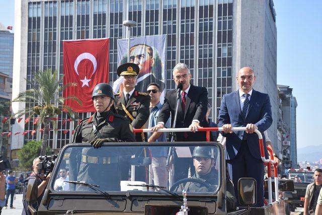 İzmir'de Zafer Bayramı coşkuyla kutlandı