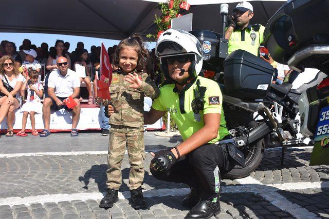 İzmir'de Zafer Bayramı coşkuyla kutlandı