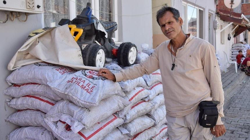 Lapseki&rsquo;de yoksullara 450 ton k&ouml;m&uuml;r dağıtılacak
