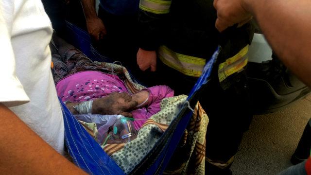 Yangında mahsur kalan yatalak kadını itfaiye kurtardı