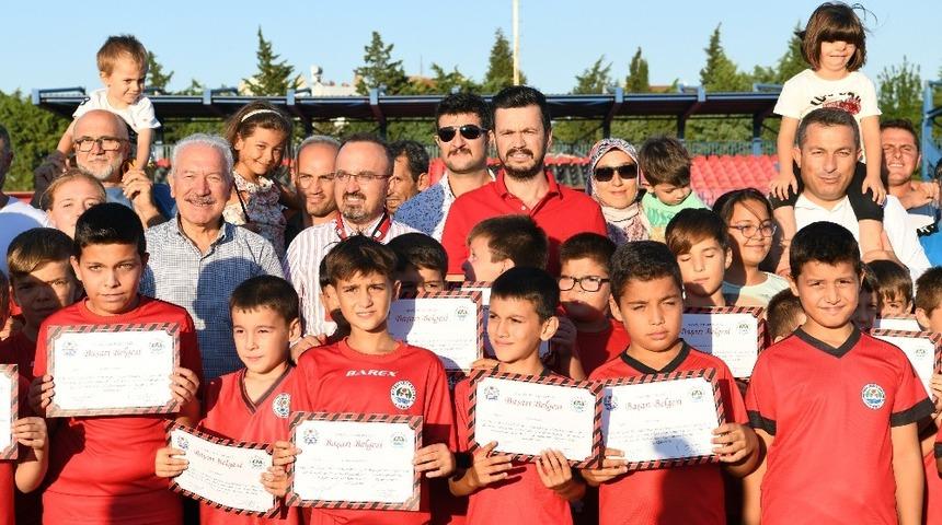 B&uuml;lent Turan, sertifika dağıtım programına katıldı