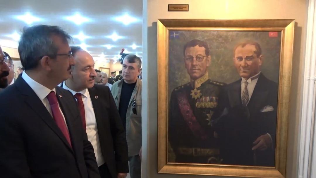 Zafer Bayramında &rsquo;kralların ressamı&rsquo;na ait Atat&uuml;rk kompozisyonları sergilendi