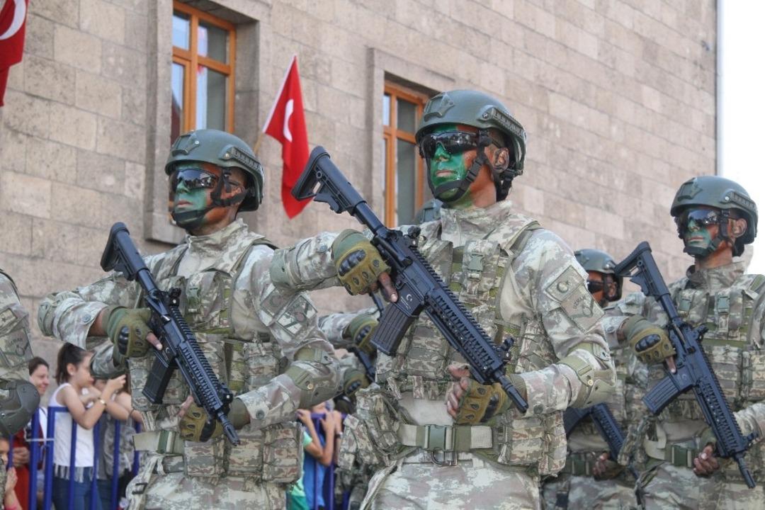 Isparta&rsquo;daki 30 Ağustos kortejine komandolar damga vurdu