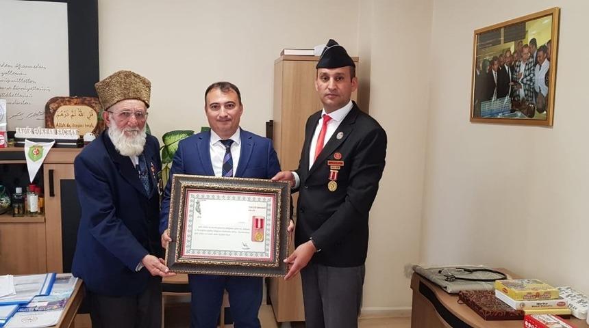 Duyarlı doktora şehit ailelerinden ziyaret