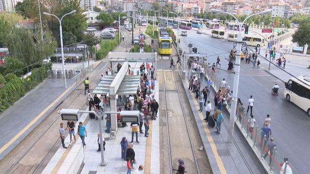 /geniş haber/ Zeytinburnu'nda tramvay raydan çıktı