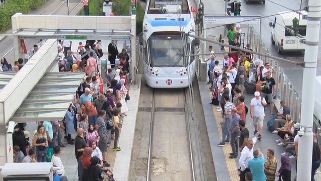 /geniş haber/ Zeytinburnu'nda tramvay raydan çıktı