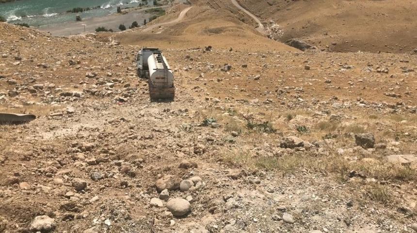 Virajı alamayan kamyon yoldan &ccedil;ıkıp, 350 metre aşağıya indi