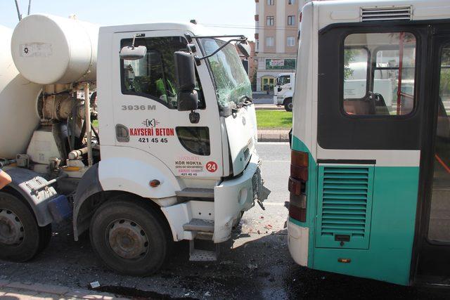 Beton mikseri, halk otobüsüne çarptı: 9 yaralı