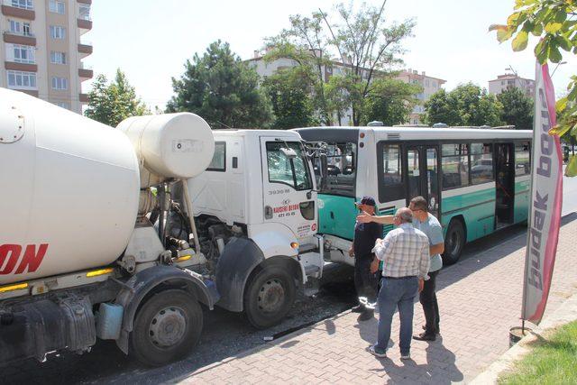 Beton mikseri, halk otobüsüne çarptı: 9 yaralı