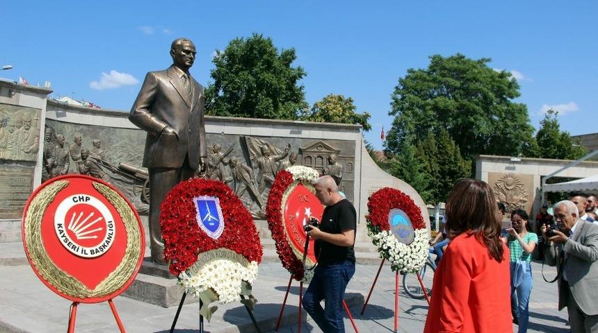 CHP İl Başkanı &Ouml;zer: "30 Ağustos, T&uuml;rk Milletine zincir vurulamayacağının d&uuml;nyanın zihnine kazıldığı g&uuml;nd&uuml;r"