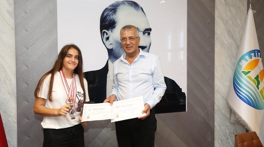 Bilek g&uuml;reşi şampiyonları, Başkan Tarhan&rsquo;ı ziyaret etti