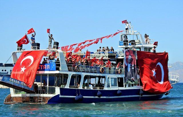 Çeşme’de gezi teknelerinden zafer turu