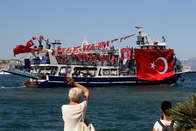 Çeşme’de gezi teknelerinden zafer turu