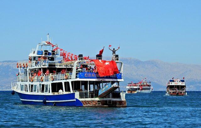 Çeşme’de gezi teknelerinden zafer turu