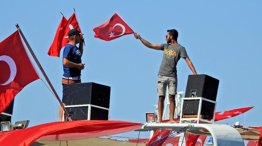 Çeşme’de gezi teknelerinden zafer turu