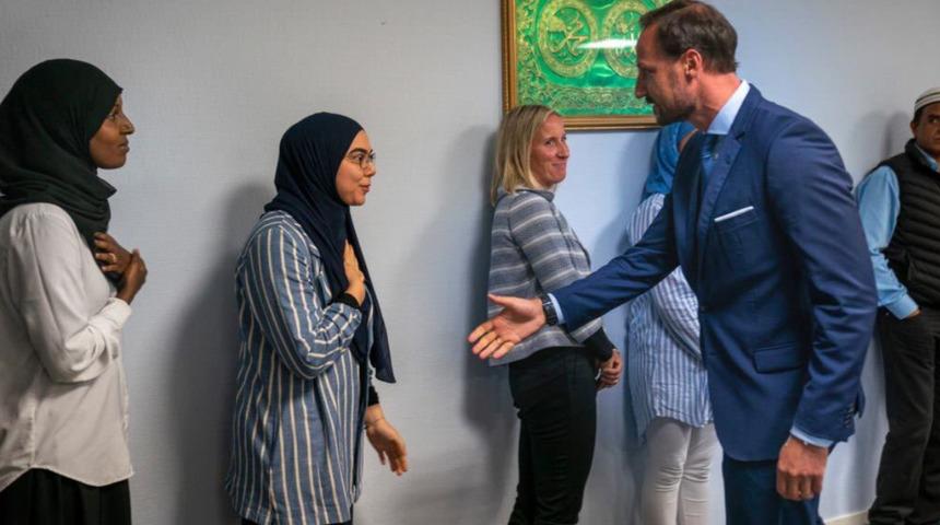 Norveç'te bir cami el sıkışmayan kadınlar için özür diledi!