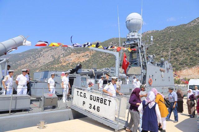 Kaş’ta askeri gemi ziyarete açıldı