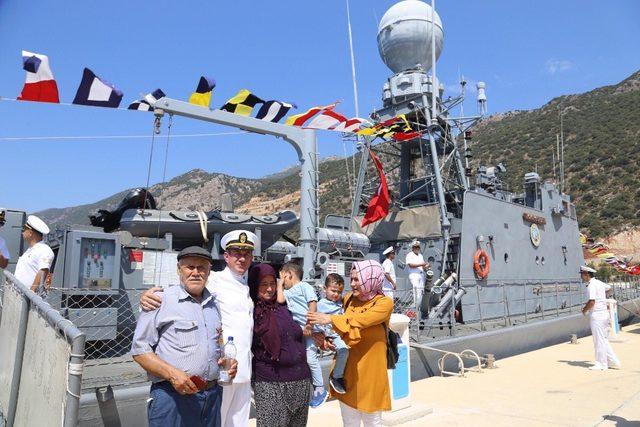 Kaş’ta askeri gemi ziyarete açıldı