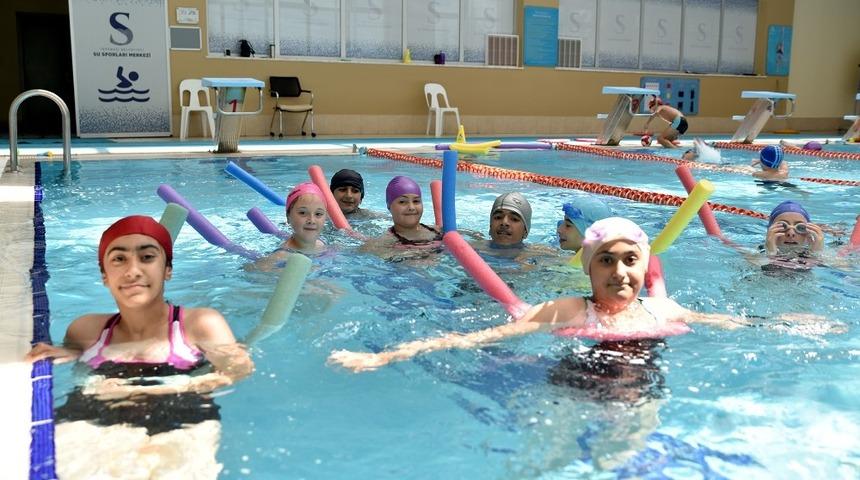 Çocukların suda ilk kulaç heyecanı