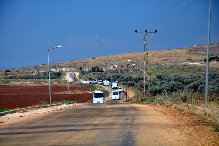 Türkiye sınırına yakın bölgelerde rejimin saldırılarını protesto ettiler G3