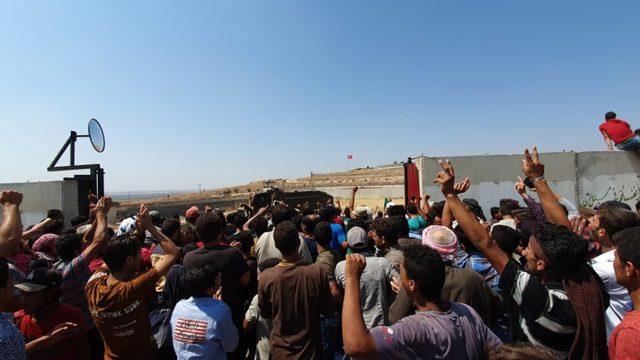 Türkiye sınırına yakın bölgelerde rejimin saldırılarını protesto ettiler