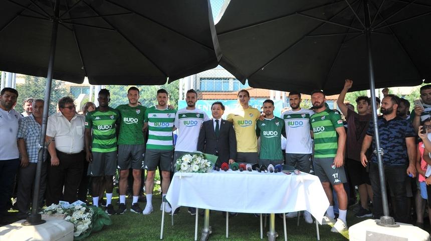 Bursaspor 8 futbolcuyla sözleşme imzaladı