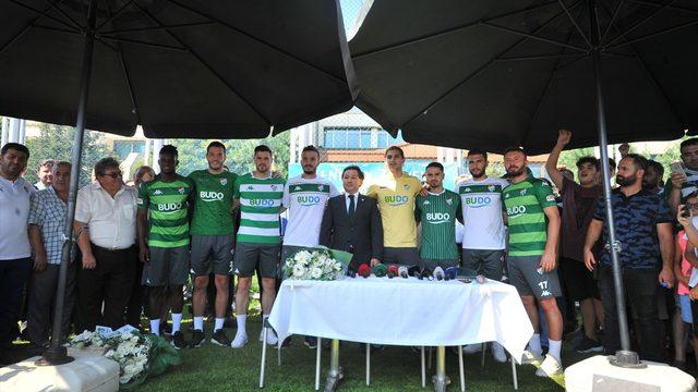 Bursaspor 8 futbolcuyla sözleşme imzaladı