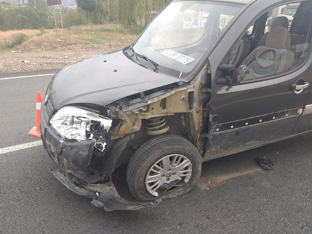 Sivas'ta iki hafif ticari araç çarpıştı: 9 yaralı