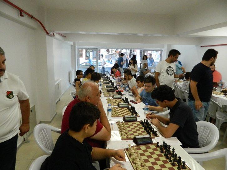 Satranç turnuvası başladı, ilçe panayır alanına döndü G2