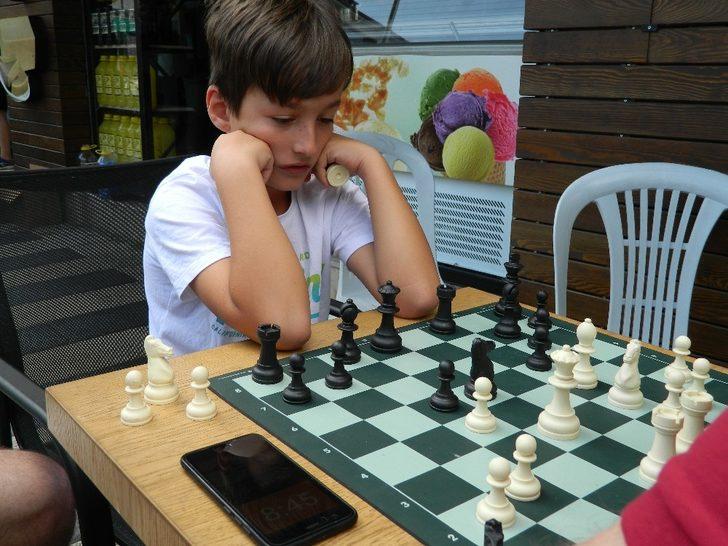 Satranç turnuvası başladı, ilçe panayır alanına döndü G3