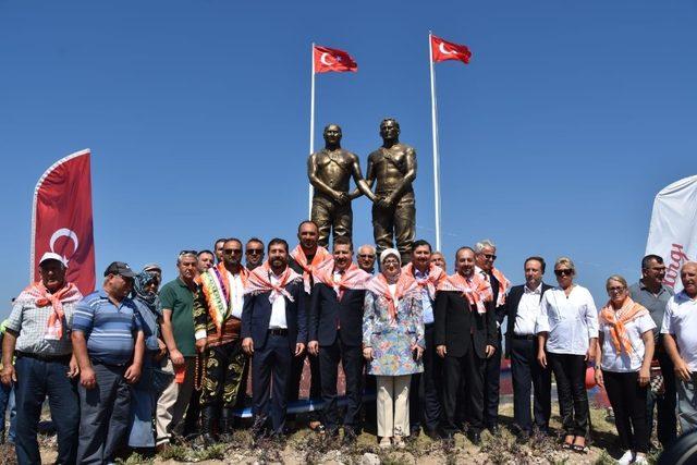 Sındırgı’da pehlivanlar anıtı açıldı