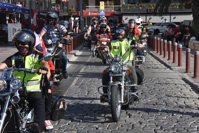 İzmirli motosikletçilerden Zafer Bayramı korteji