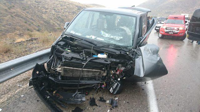 Hafif ticari araç ile otomobil çarpıştı: 1 ölü, 7 yaralı
