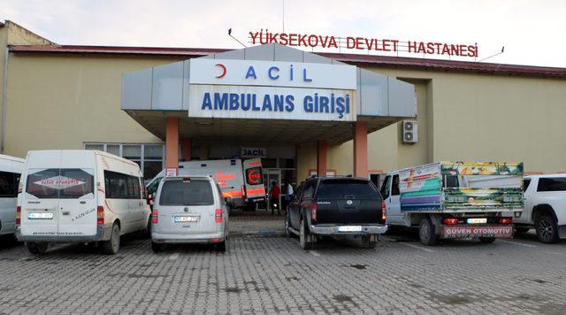 Yüksekova'da kaya parçalarının isabet ettiği 2 işçi yaralandı