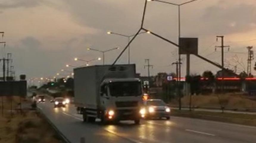 Şiddetli r&uuml;zgar elektrik direğini devirdi