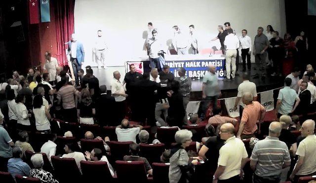 Bursa'da, CHP'li Kaftancıoğlu'nun katıldığı toplantıda, partililer birbirine girdi