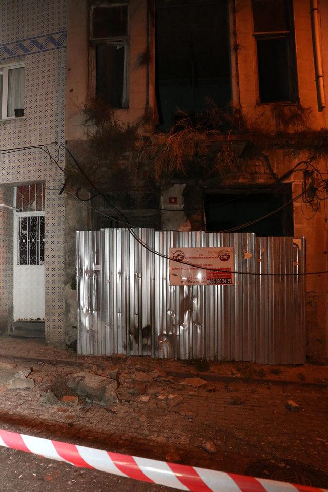 Fatih'te metruk binanın balkonu çöktü