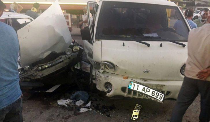 Otomobil ile kamyonet çarpıştı: 6 yaralı G2