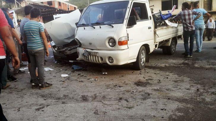 Otomobil ile kamyonet çarpıştı: 6 yaralı G4