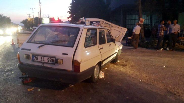 Otomobil ile kamyonet çarpıştı: 6 yaralı G5