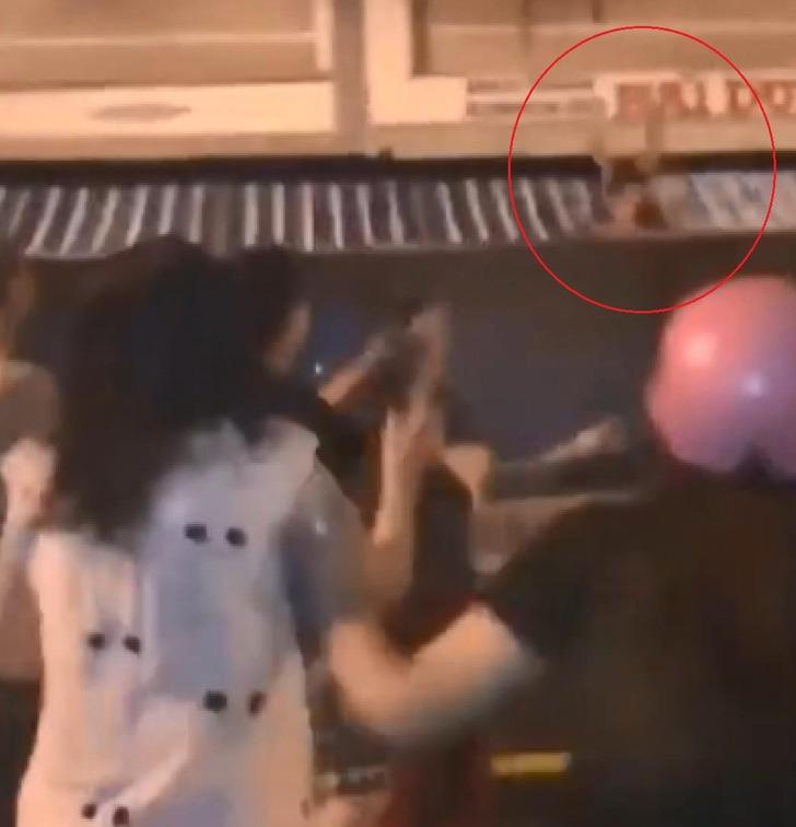 Yanan mağazada can pazarı! Kurtulmak için aşağı atladılar G2