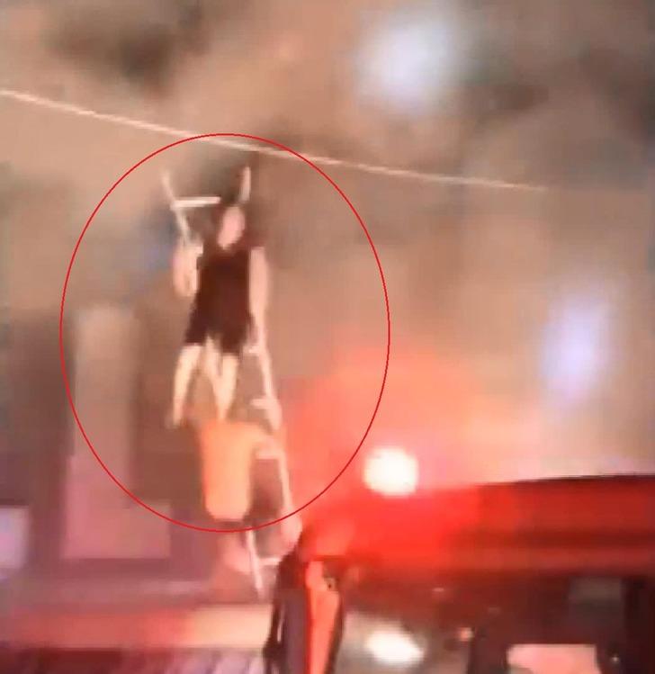 Yanan mağazada can pazarı! Kurtulmak için aşağı atladılar G3